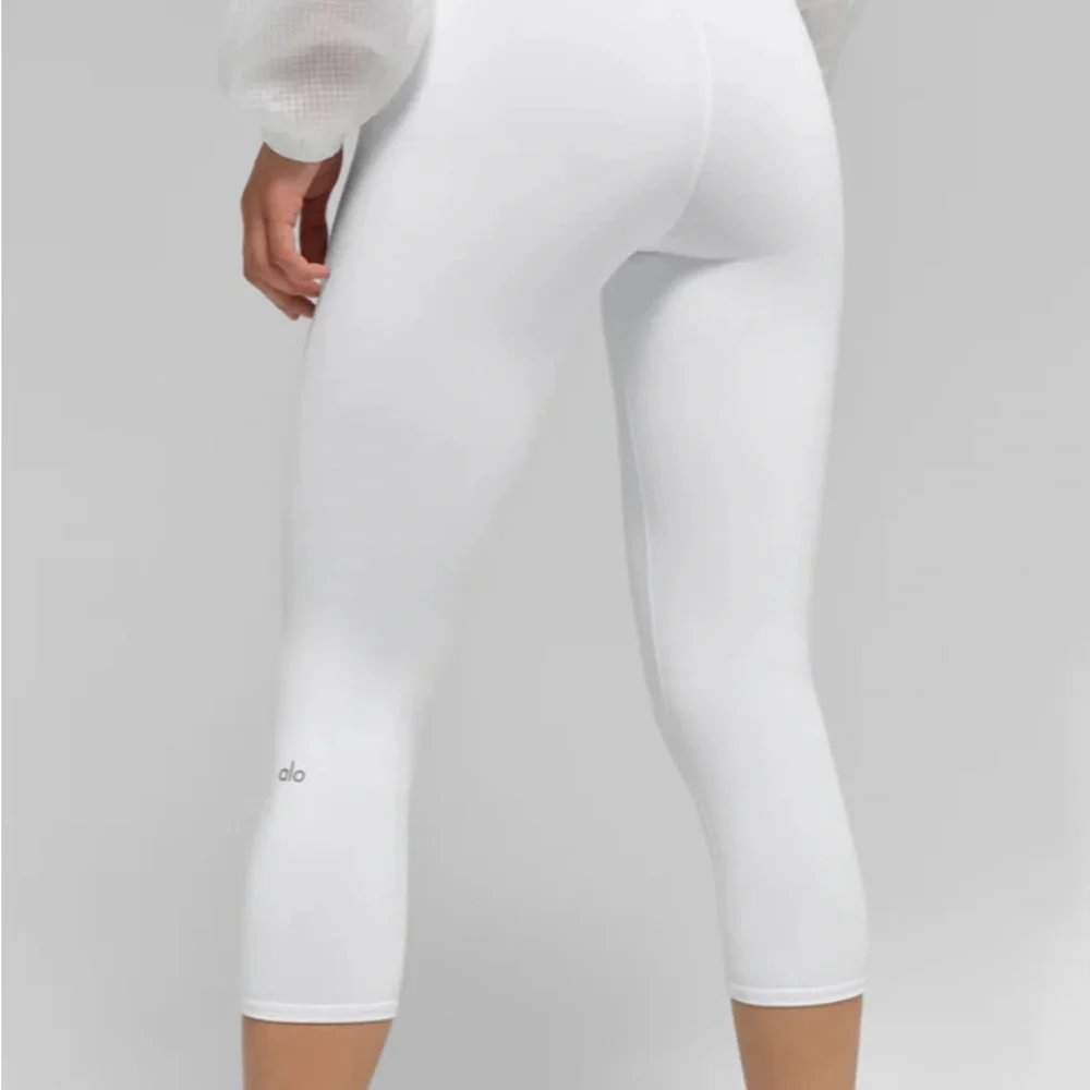 ALO Yoga High-Waist Airbrush Capri Leggings. White. Medium. NWT! - Picture 8 of 8